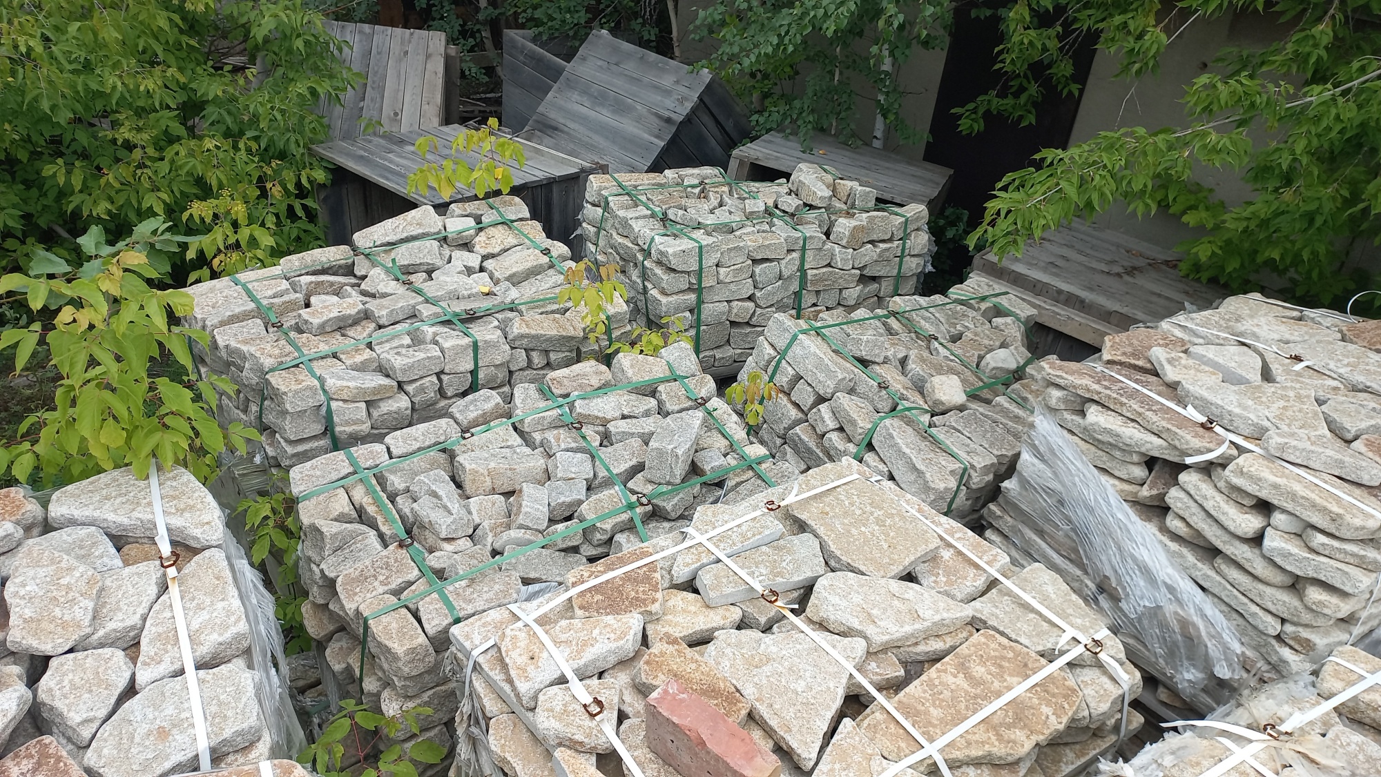 Плитняк галтованный гранитный для ландшафтного дизайна купить в Аше