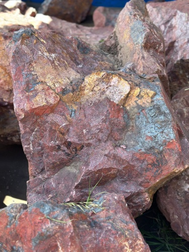 Камни для ландшафтного дизайна красно-фиолетовые 10-60 килограмм купить в Аше