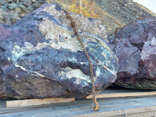 Огромные красно-фиолетовые валуны для ландшафтного дизайна весом более 5 тонн купить в Аше