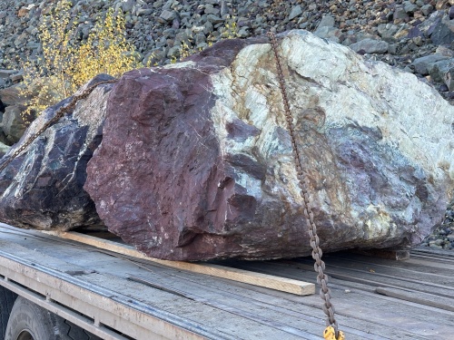 Огромные красно-фиолетовые валуны для ландшафтного дизайна весом более 5 тонн купить в Аше