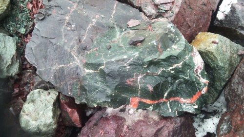 Гигантские зелёные валуны для ландшафтного дизайна весом более 5 тонн купить в Аше