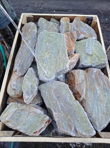 Златолит жёлтый, жёлто-зелёный глыбки и валуны для ланшафтного дизайна купить в Аше