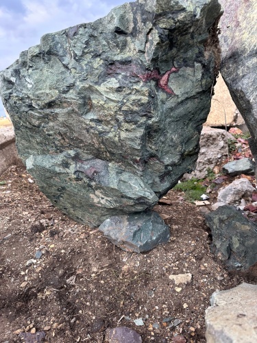 Гигантские зелёные валуны для ландшафтного дизайна весом более 5 тонн купить в Аше