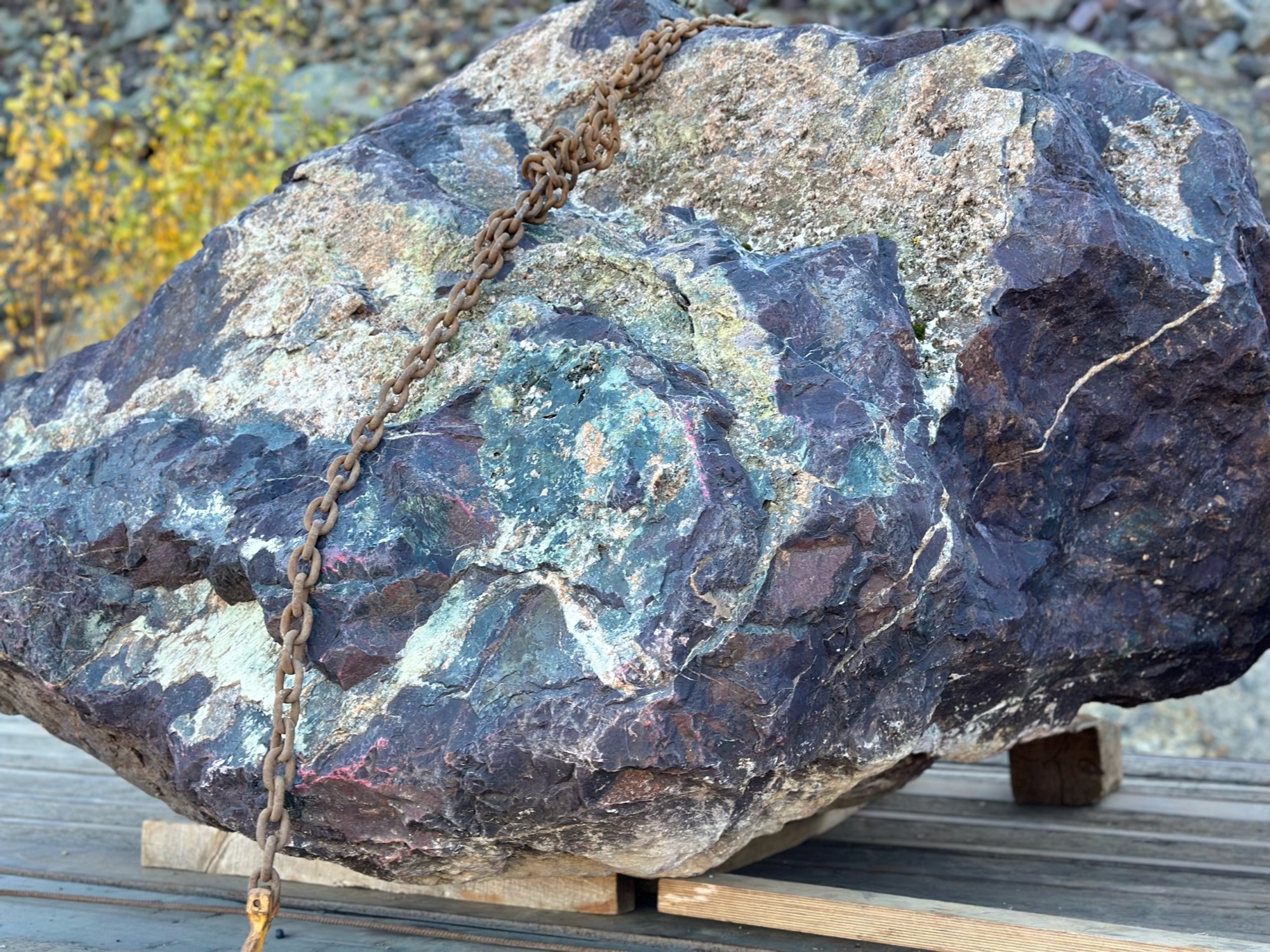 Огромные красно-фиолетовые валуны для ландшафтного дизайна весом более 5 тонн купить в Аше