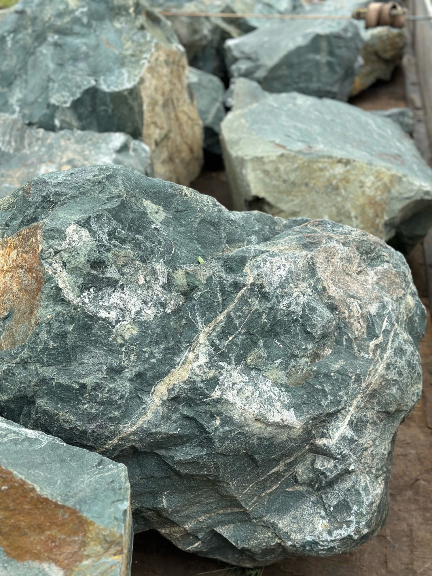 Камни для ландшафтного дизайна зелёные 10-60 килограмм купить в Аше