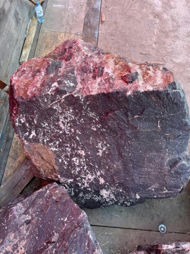 Камни для ландшафтного дизайна красно-фиолетовые 10-60 килограмм купить в Аше