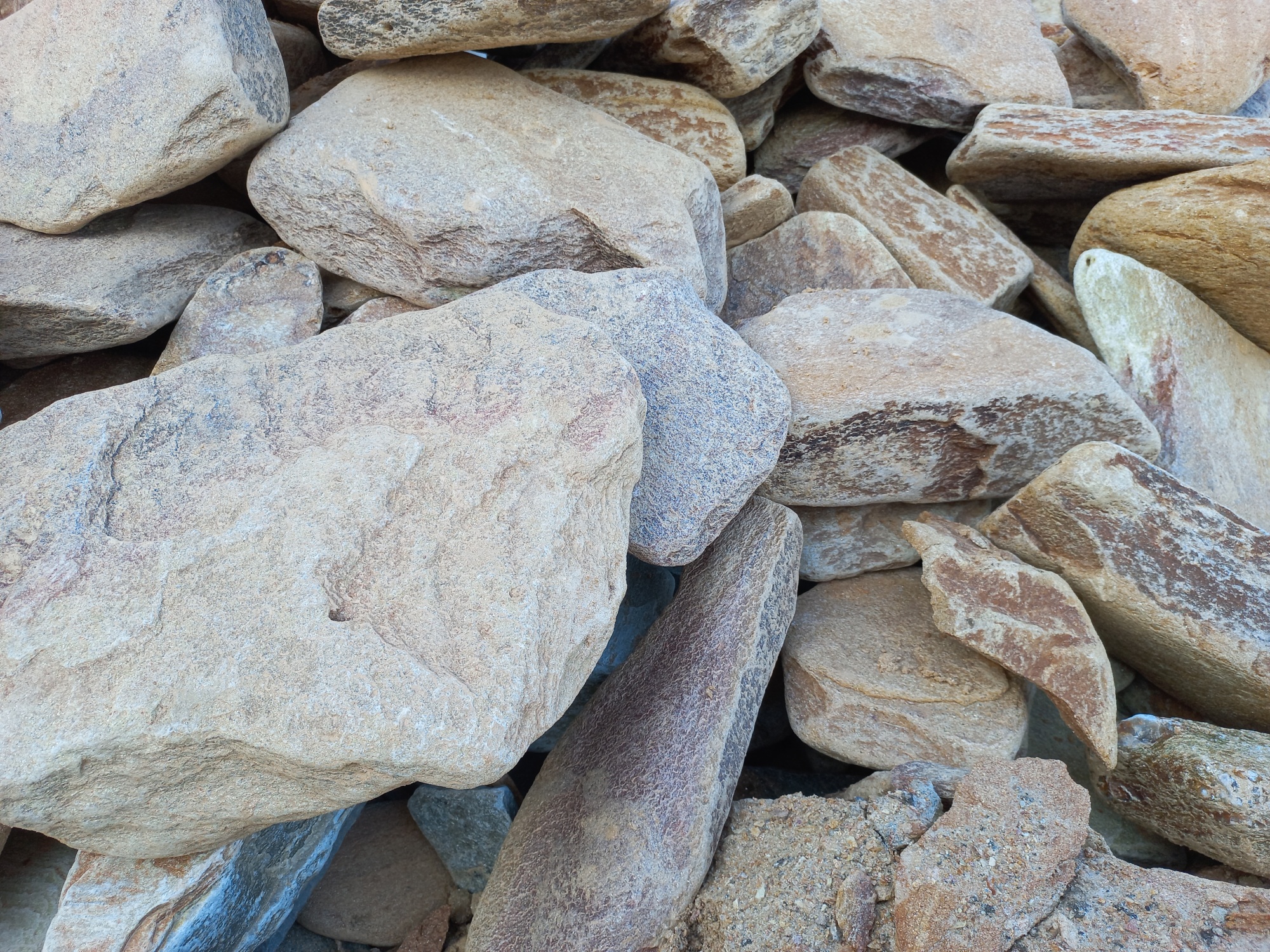 Златолит жёлтый, жёлто-зелёный глыбки и валуны для ланшафтного дизайна купить в Аше