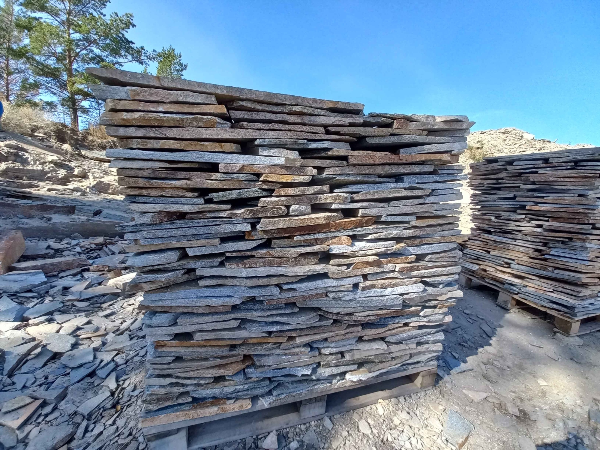 Плитняк златолит серебристый для фасада купить в Аше