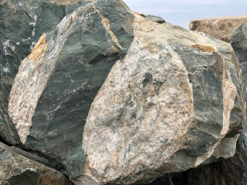 Гигантские зелёные валуны для ландшафтного дизайна весом более 5 тонн купить в Аше