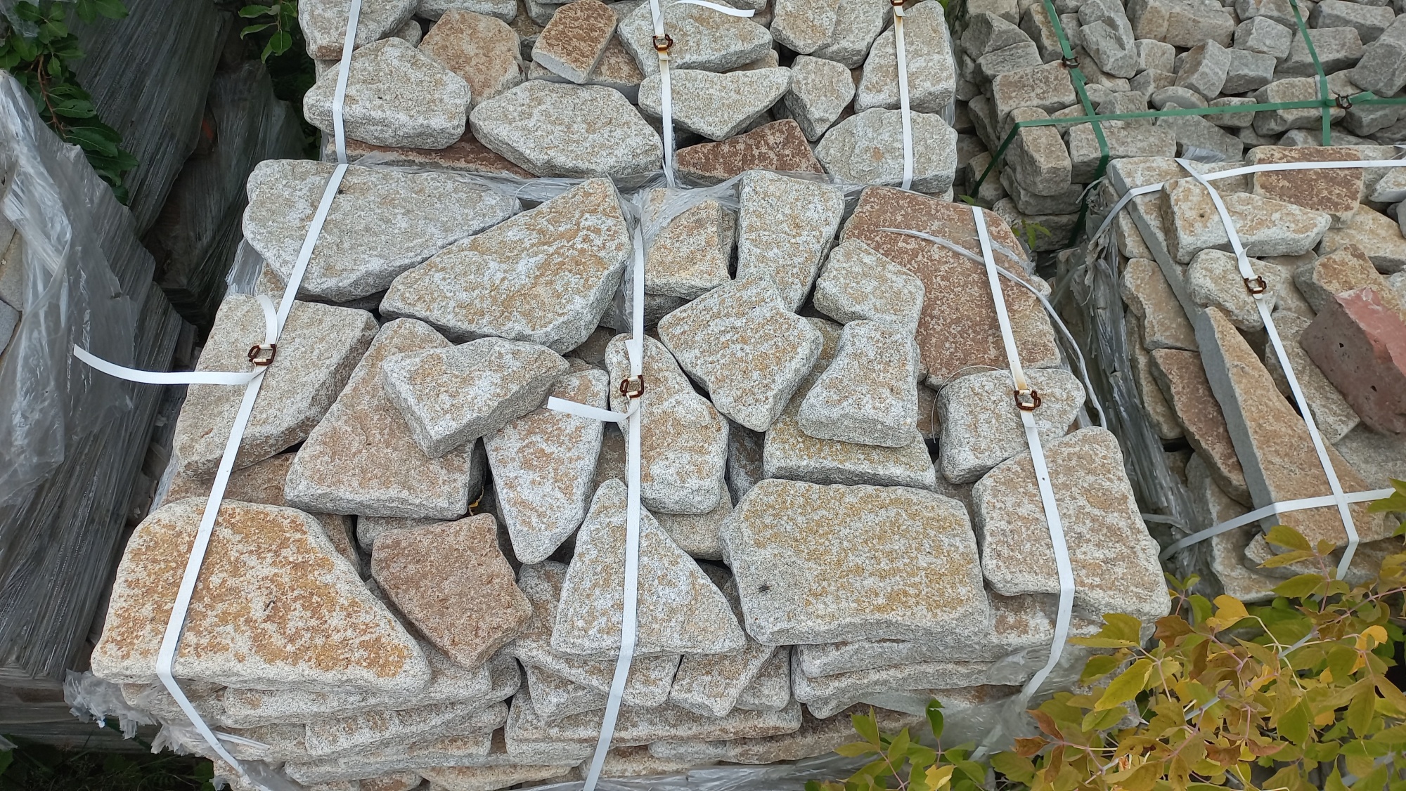 Плитняк галтованный гранитный для ландшафтного дизайна купить в Аше