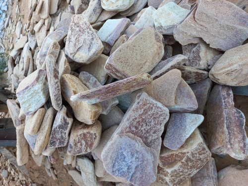 Златолит жёлтый, жёлто-зелёный глыбки и валуны для ланшафтного дизайна купить в Аше